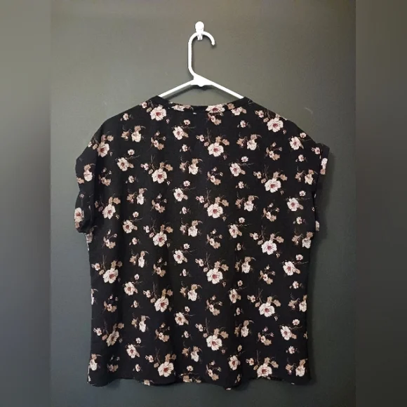FOREVER 21 MEDIUM BLACK FLORAL SHIRT SHORT SLEEVE - Picture 3 of 3